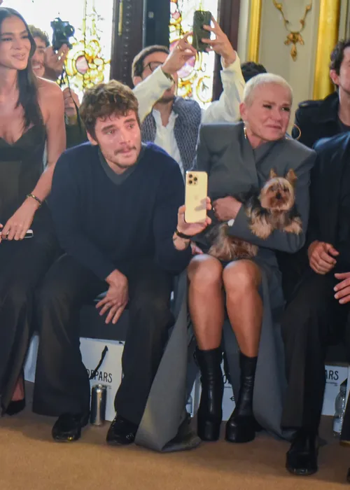 
				
					Bruna Marquezine e Xuxa choram com Sasha, que reúne famosos em desfile
				
				