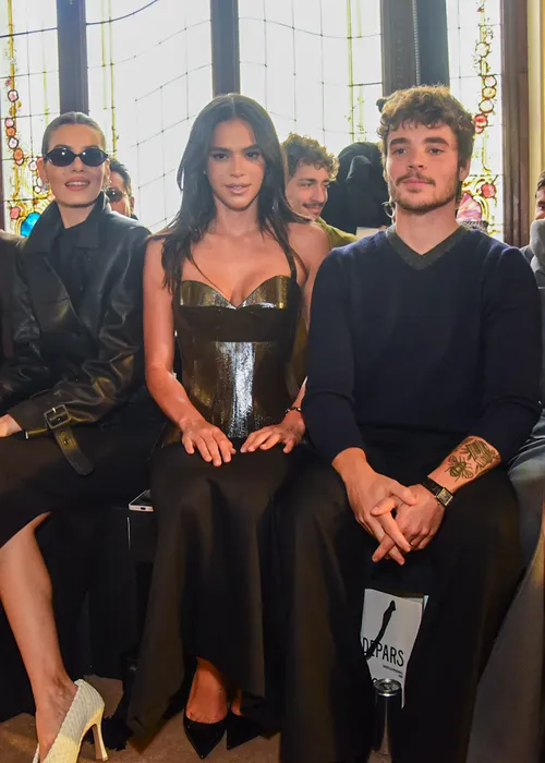 
				
					Bruna Marquezine e Xuxa choram com Sasha, que reúne famosos em desfile
				
				