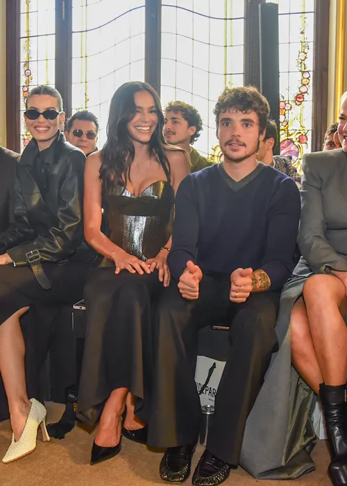 
				
					Bruna Marquezine e Xuxa choram com Sasha, que reúne famosos em desfile
				
				