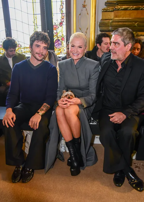 
				
					Bruna Marquezine e Xuxa choram com Sasha, que reúne famosos em desfile
				
				