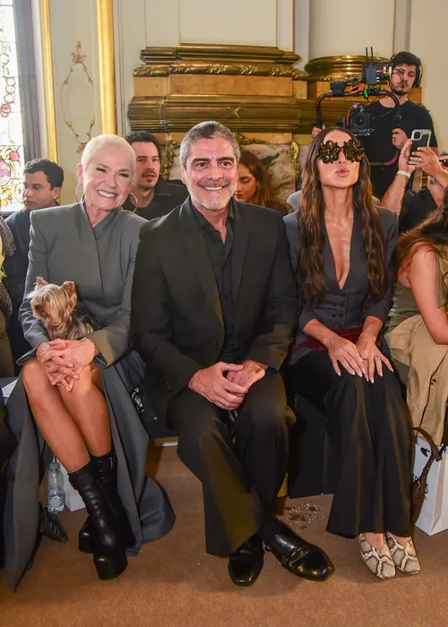 
				
					Bruna Marquezine e Xuxa choram com Sasha, que reúne famosos em desfile
				
				