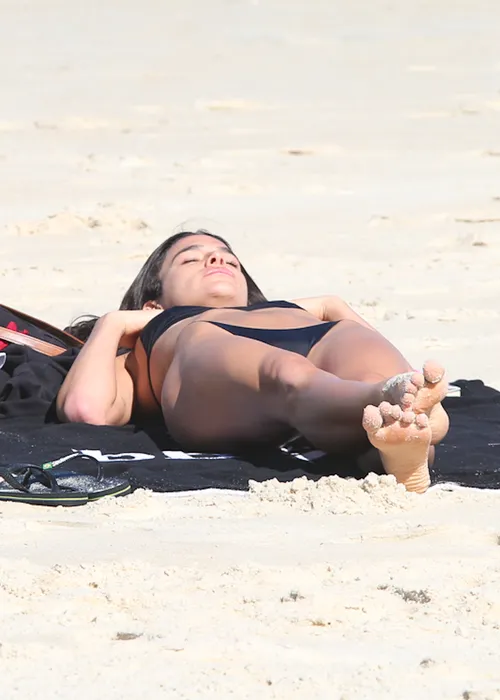 
					Bruna Marquezine é flagrada com bumbum para cima na praia; FOTOS
				
				