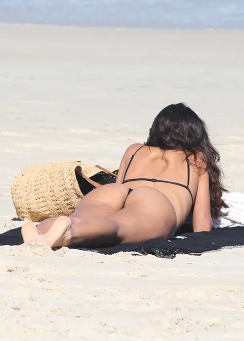 
					Bruna Marquezine é flagrada com bumbum para cima na praia; FOTOS
				
				