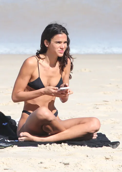 
					Bruna Marquezine é flagrada com bumbum para cima na praia; FOTOS
				
				