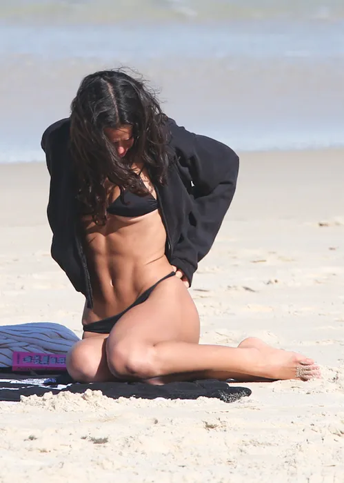 
					Bruna Marquezine é flagrada com bumbum para cima na praia; FOTOS
				
				