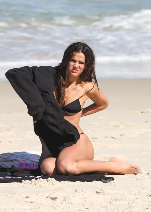 
					Bruna Marquezine é flagrada com bumbum para cima na praia; FOTOS
				
				