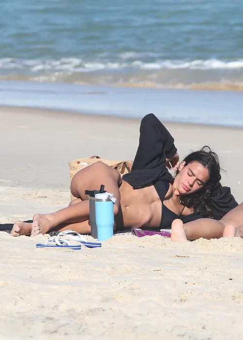 
					Bruna Marquezine é flagrada com bumbum para cima na praia; FOTOS
				
				
