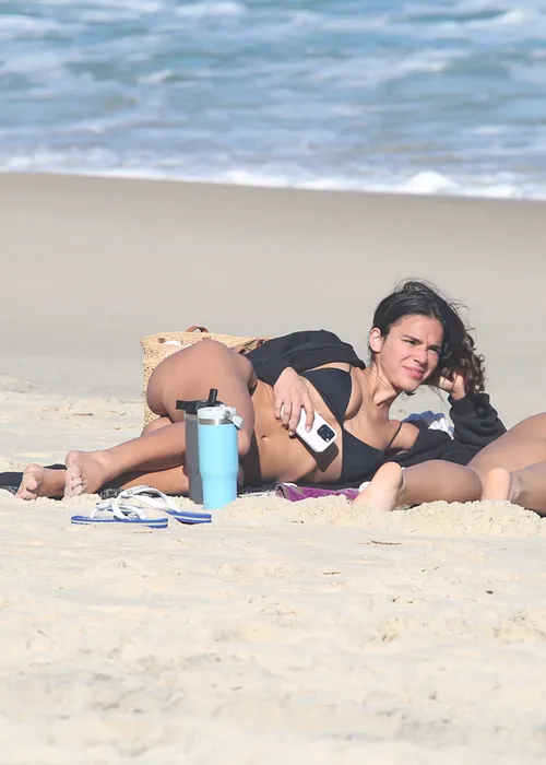 
					Bruna Marquezine é flagrada com bumbum para cima na praia; FOTOS
				
				