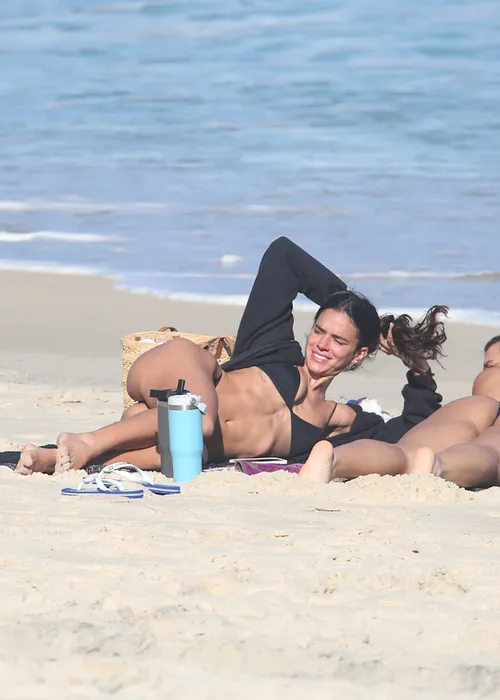
					Bruna Marquezine é flagrada com bumbum para cima na praia; FOTOS
				
				