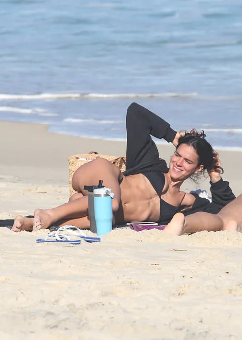 
					Bruna Marquezine é flagrada com bumbum para cima na praia; FOTOS
				
				