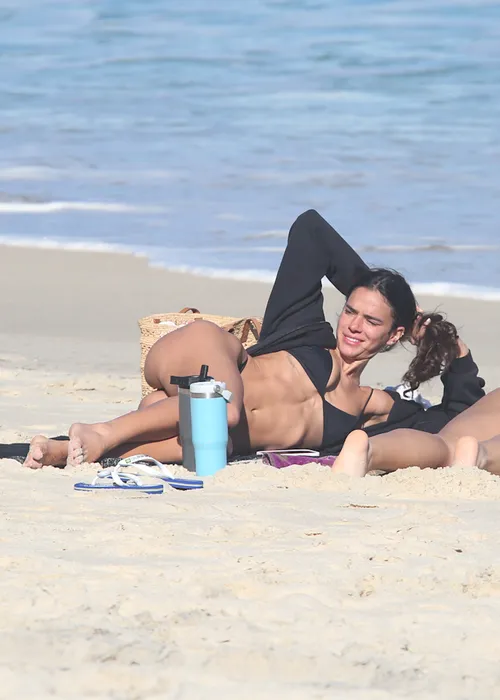 
					Bruna Marquezine é flagrada com bumbum para cima na praia; FOTOS
				
				