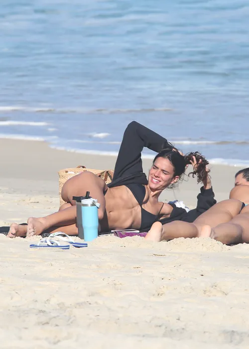 
					Bruna Marquezine é flagrada com bumbum para cima na praia; FOTOS
				
				