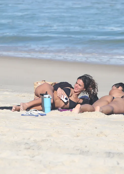
					Bruna Marquezine é flagrada com bumbum para cima na praia; FOTOS
				
				
