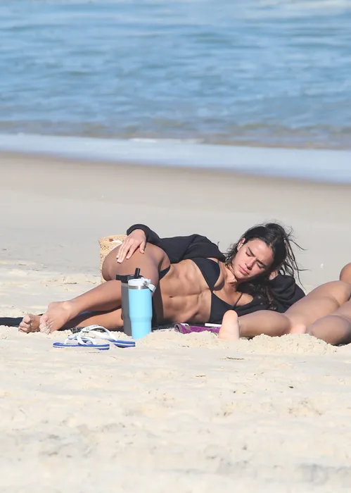 
					Bruna Marquezine é flagrada com bumbum para cima na praia; FOTOS
				
				