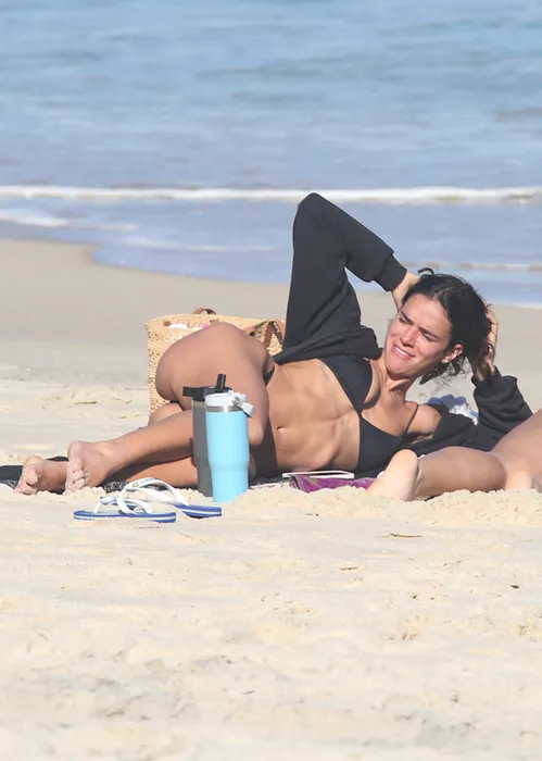 
					Bruna Marquezine é flagrada com bumbum para cima na praia; FOTOS
				
				