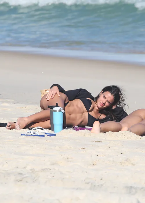 
					Bruna Marquezine é flagrada com bumbum para cima na praia; FOTOS
				
				