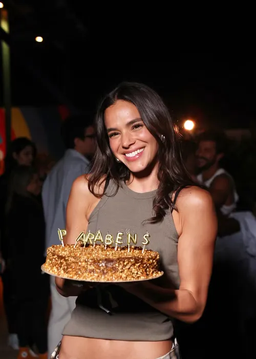 
					Bruna Marquezine ganha surpresa em pleno show de Caetano Veloso
				
				