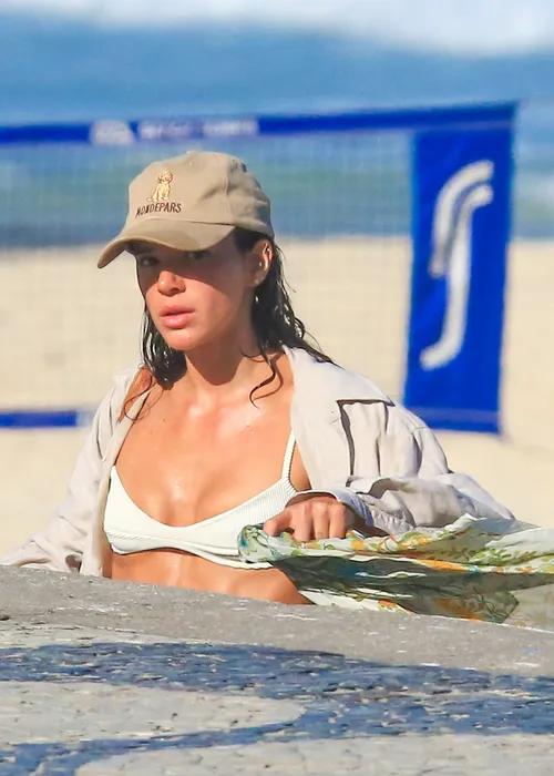 
				
					Bruna Marquezine ostenta abdômen trincado em praia do Rio; FOTOS
				
				