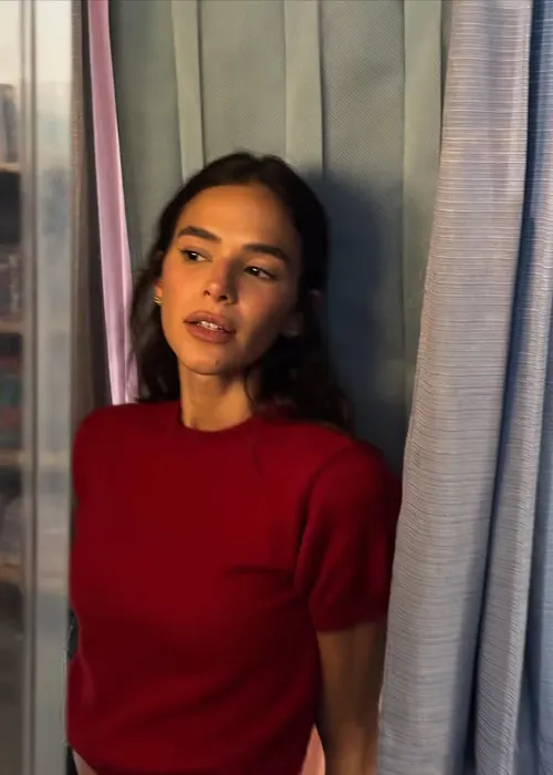 
					Bruna Marquezine ostenta look de valor astronômico em Paris; FOTOS
				
				