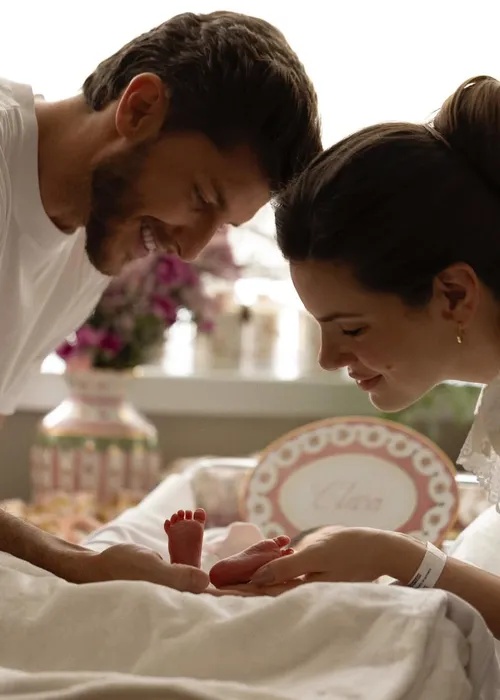 
					Camila Queiroz e Klebber Toledo anunciam nascimento da primeira filha
				
				