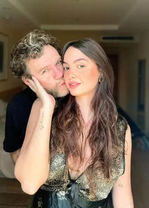 
					Cantor Otto surpreende namorada baiana 30 anos mais jovem
				
				