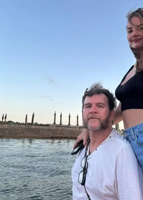 
					Cantor Otto surpreende namorada baiana 30 anos mais jovem
				
				