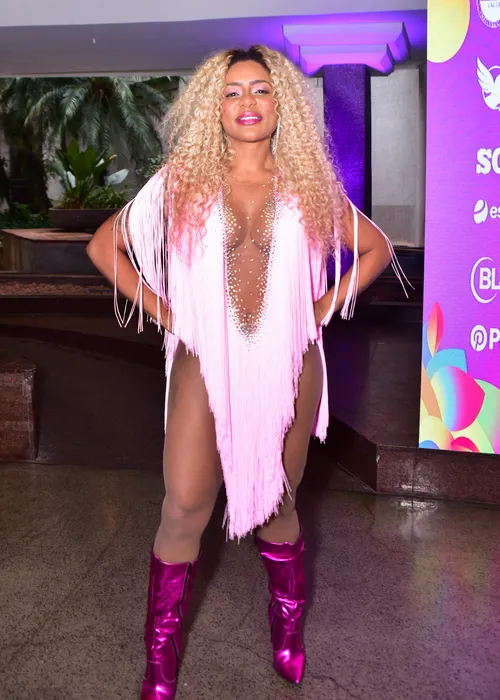 
					Cariúcha exibe decote até o umbigo após cirurgia plástica; FOTOS
				
				