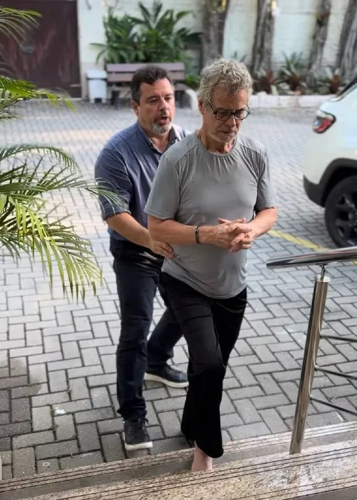 
					Carlinhos de Jesus revela como está tratamento após meses sem andar
				
				