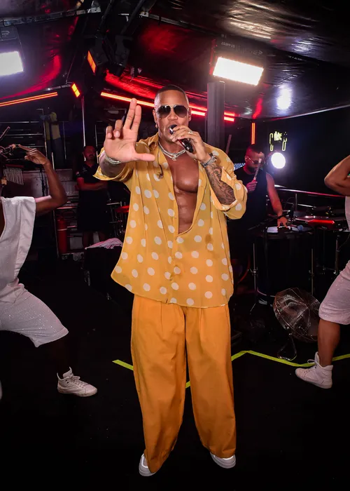 
					Carnatal 2025: bloco de Léo Santana enfrenta chuva e atraso
				
				