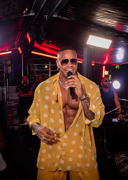 
					Carnatal 2025: bloco de Léo Santana enfrenta chuva e atraso
				
				