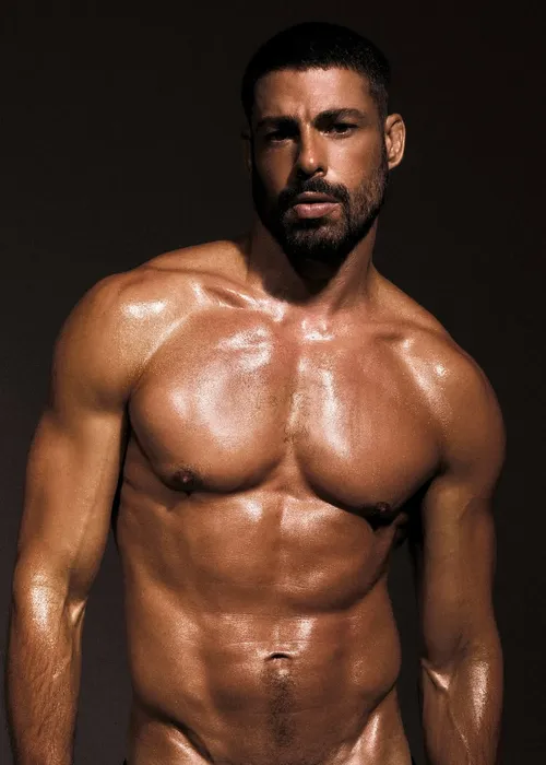   					Cauã Reymond faz ensaio seminu inspirado em César de Vale Tudo; FOTOS  				  				