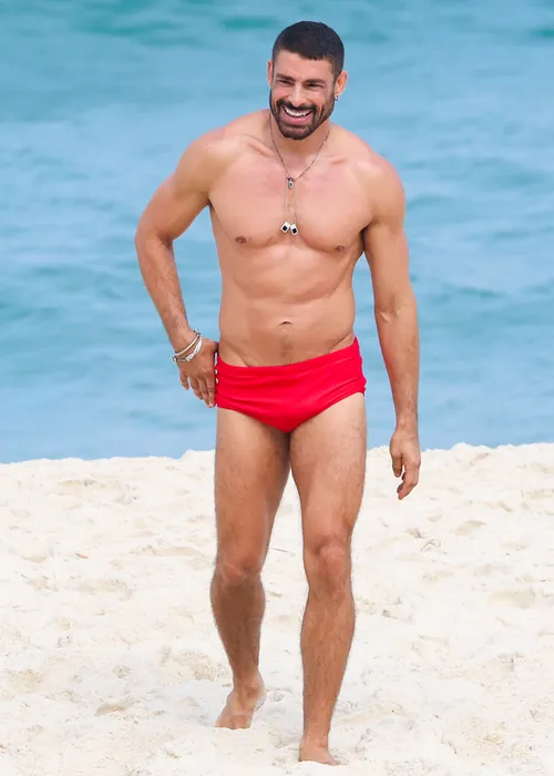 
					Cauã Reymond ostenta tanquinho em cenas de 'Vale Tudo'
				
				