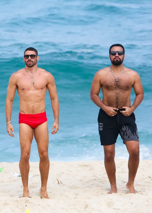 
					Cauã Reymond ostenta tanquinho em cenas de 'Vale Tudo'
				
				