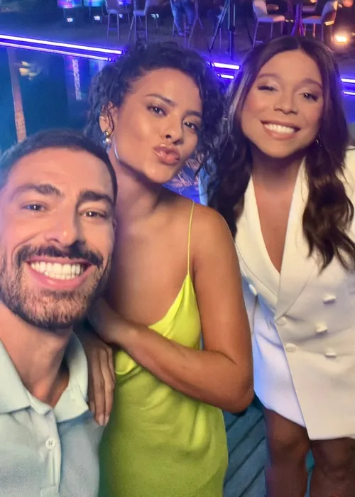 
					Cauã Reymond surge ao lado de Bella Campos e web reage: 'Paz reinou'
				
				