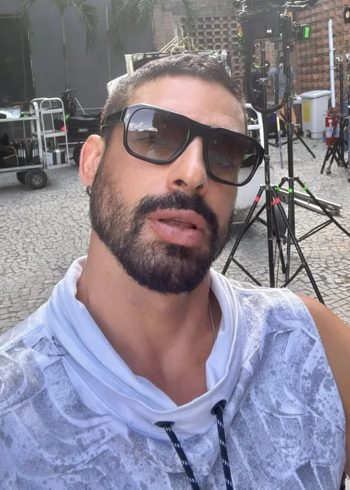 
					Cauã Reymond surge ao lado de Bella Campos e web reage: 'Paz reinou'
				
				