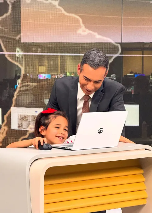 
					César Tralli encanta com 'visita ilustre' da filha no Jornal Hoje
				
				
