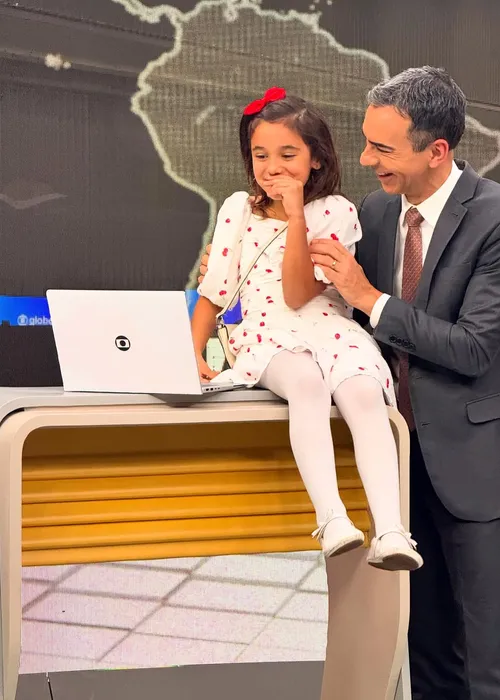 
					César Tralli encanta com 'visita ilustre' da filha no Jornal Hoje
				
				