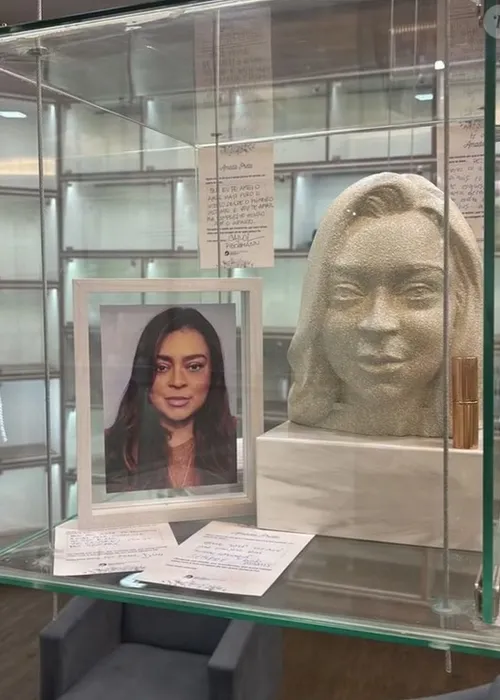 
					Cinzas de Preta Gil são colocadas em urna gigante com seu rosto; FOTOS
				
				