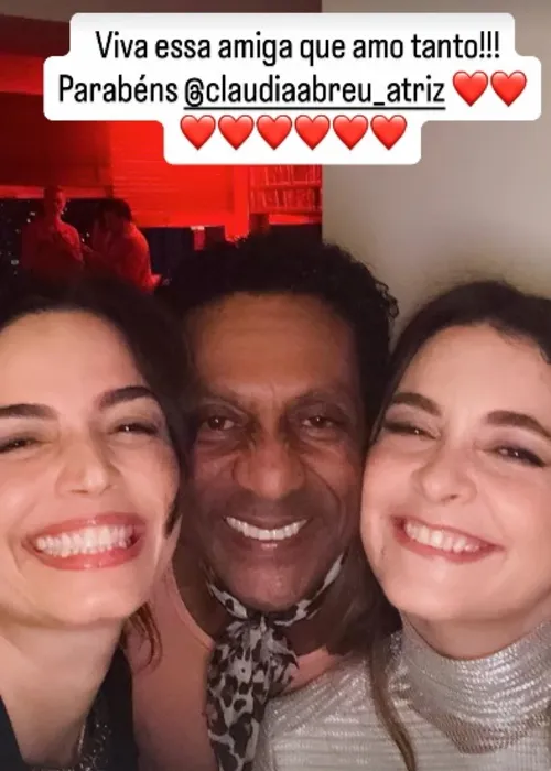 
					Claudia Abreu reúne amigos e o ex-marido em festa intimista; FOTOS
				
				