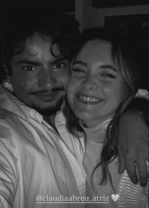 
					Claudia Abreu reúne amigos e o ex-marido em festa intimista; FOTOS
				
				