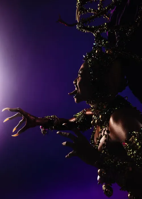 
					Gaby Amarantos surge vestida de cobra e canta com Joelma no The Town
				
				