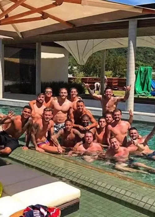 
					DJ Marlboro se irrita após oferta de Neymar por mansão: 'Nem R$ 30 mi'
				
				