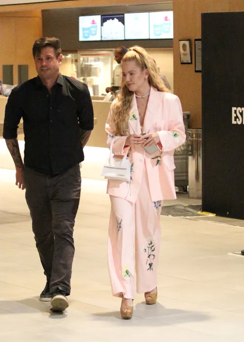 
					Dado Dolabella faz filar andar e surge na cama com ‘loira misteriosa’
				
				