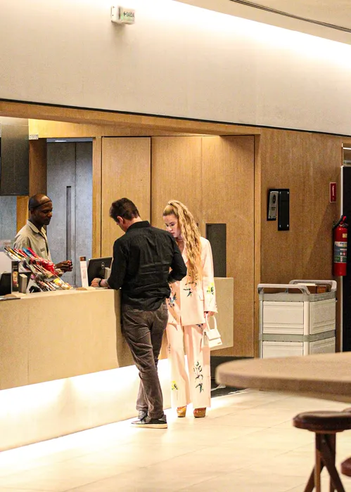 
					Dado Dolabella faz filar andar e surge na cama com ‘loira misteriosa’
				
				