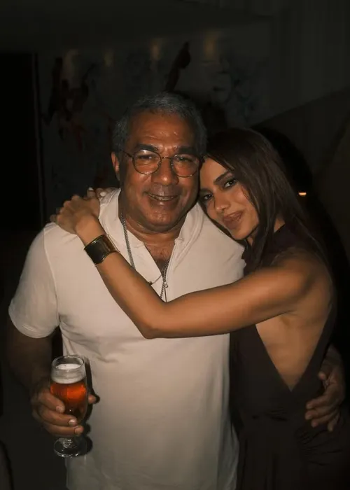 
					Anitta transforma o Natal em festão e reúne namorado e famosos; FOTOS
				
				