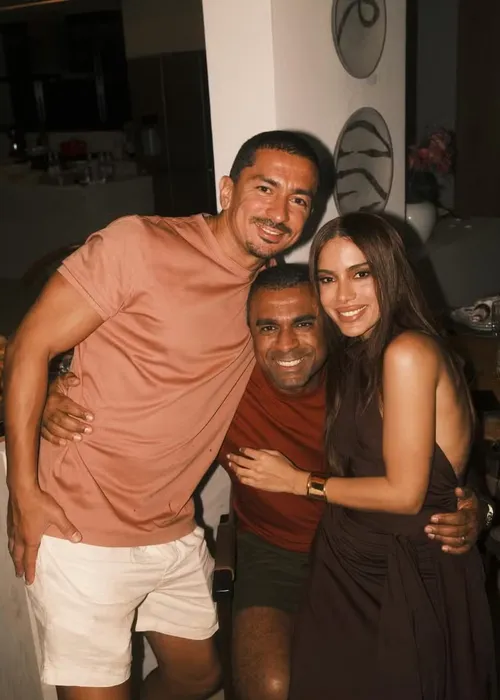 
					Anitta transforma o Natal em festão e reúne namorado e famosos; FOTOS
				
				