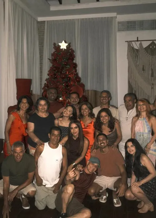 
					Anitta transforma o Natal em festão e reúne namorado e famosos; FOTOS
				
				