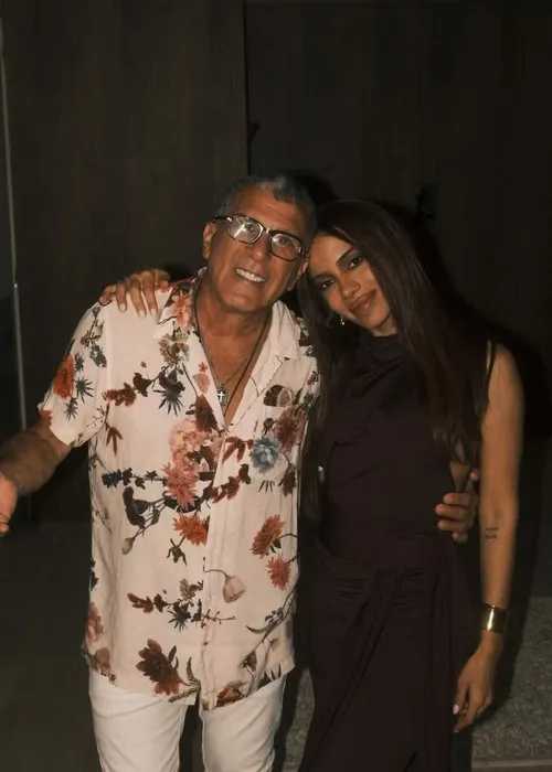 
					Anitta transforma o Natal em festão e reúne namorado e famosos; FOTOS
				
				