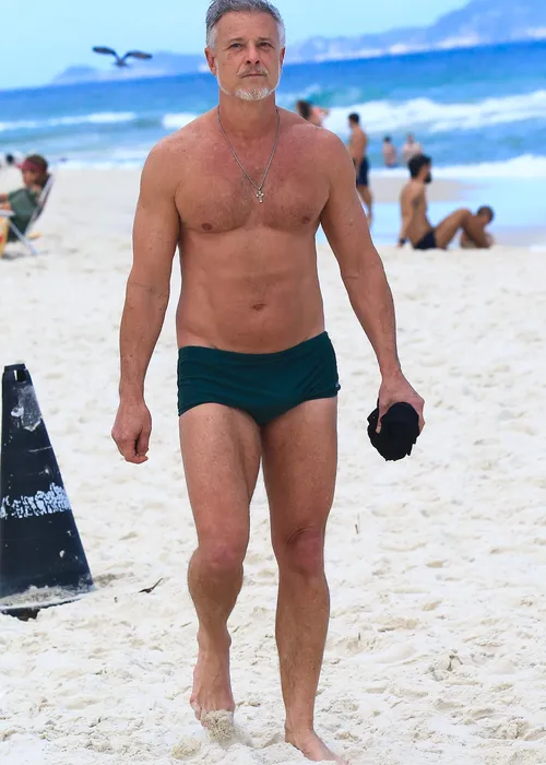 
					De sunga verde, Marcello Novaes rouba a cena em folga de 'Dona de Mim'
				
				