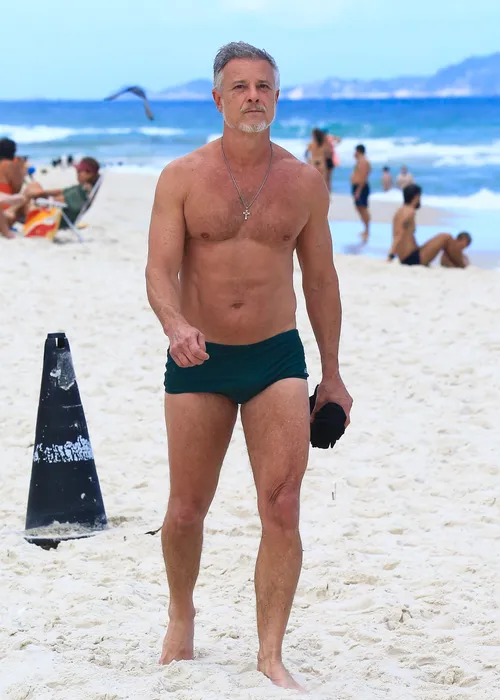 
					De sunga verde, Marcello Novaes rouba a cena em folga de 'Dona de Mim'
				
				